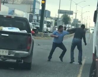 【動画】路上で中年男性2人が大喧嘩