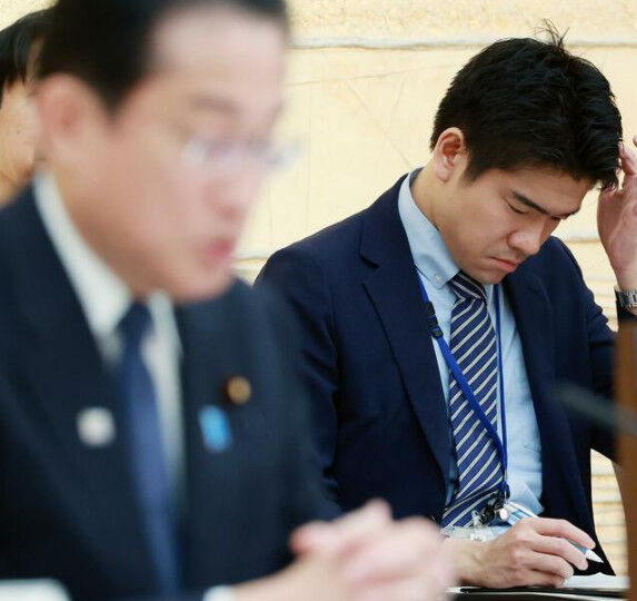 官邸関係者「岸田翔太郎はいつも難しい顔してＰＣと向き合ってたが、彼が何をしてるか誰も知らない」