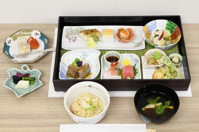 【画像】藤井聡太、ついに昼飯に懐石料理食ってしまう