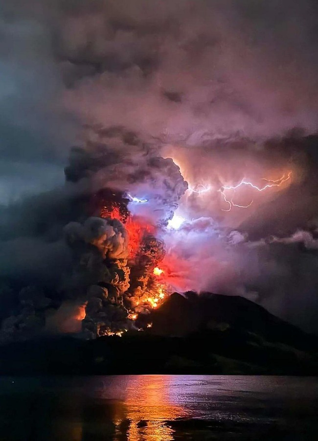 【画像】インドネシアの火山噴火、映画のワンシーンみたいになる・・・・・・