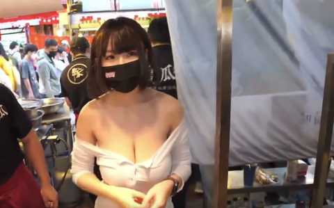 【動画】台湾屋台の看板娘(17)、バカみたいな乳だなｗ