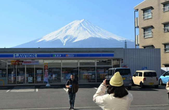 【悲報】写真スポット「富士山ローソン」に黒幕、衝撃は世界に　ＳＮＳも白熱