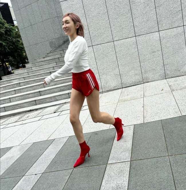 【画像】加護亜依さん(36)、体操服で街を闊歩してしまう